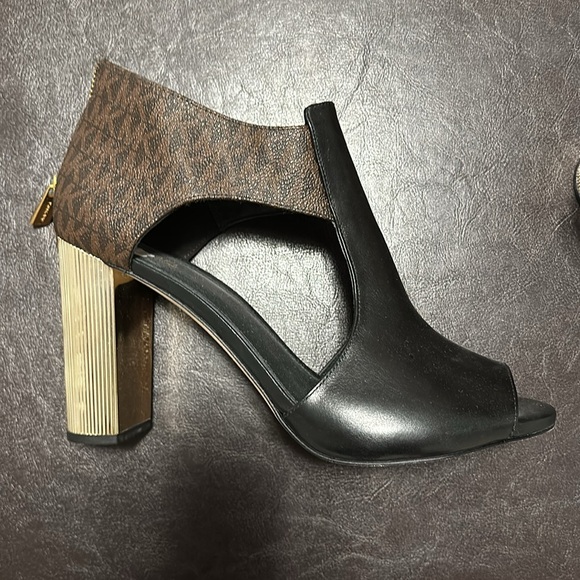 Size 9M Michael Kors gold wedge heels - Picture 2 of 5